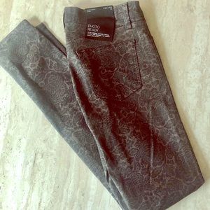 Super Skinney Mid Rise Jeans - J Brand - size 25